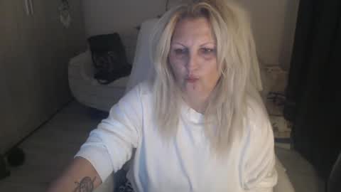 Snapshot of divineblond chatting on 8, 4, 2026 Alexxa online show from 8, 4, 2026