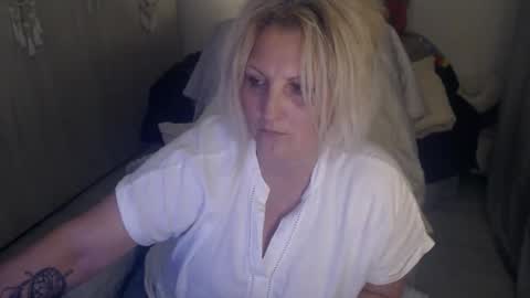 Snapshot of divineblond chatting on 15, 4, 2026 Alexxa online show from 15, 4, 2026