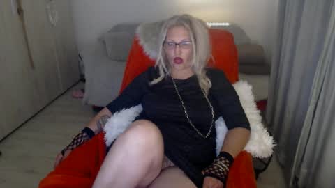 Snapshot of divineblond chatting on 20, 5, 2026 Alexxa online show from 20, 5, 2026