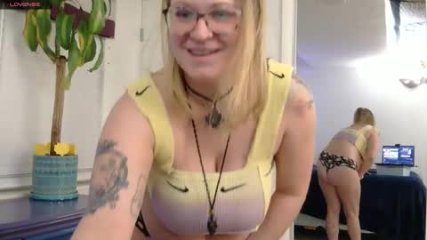 Snapshot of dixie_comanche chatting on 12, 1, 2026 dixie_comanche online show from 12, 1, 2026