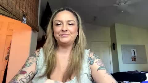 Snapshot of dolandoll36 chatting on 27, 10, 2025 Strawberry  online show from 27, 10, 2025