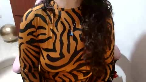 Snapshot of doll78latin chatting on 25, 5, 2026 doll78latin online show from 25, 5, 2026