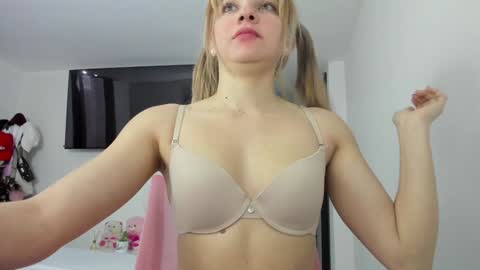 Snapshot of doll_oriana chatting on 28, 1, 2025 doll_oriana online show from 28, 1, 2025