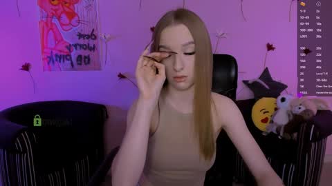 Snapshot of doll_vey chatting on 8, 4, 2026 doll_vey online show from 8, 4, 2026