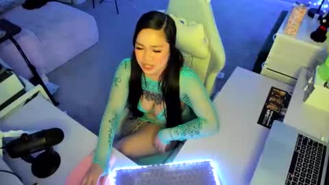 Snapshot of dolllface chatting on 4, 2, 2026 DOLLLFACE online show from 4, 2, 2026