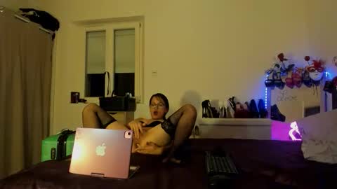 Snapshot of dolly2425 chatting on 8, 4, 2026 dolly2425 online show from 8, 4, 2026