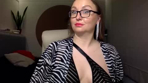 DOM MUMMY online show from 5, 11, 2025