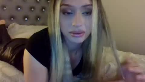 Snapshot of dominabrat chatting on 12, 11, 2025 Marissa Rae online show from 12, 11, 2025