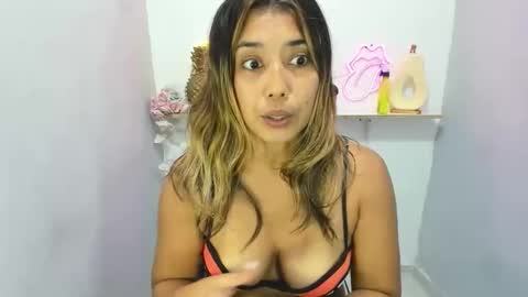 Snapshot of dona_tella chatting on 19, 4, 2026 dona_tella online show from 19, 4, 2026