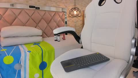  DOROTHY online show from 14, 1, 2025