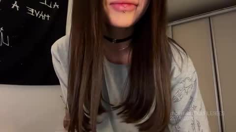 Snapshot of doublesees chatting on 20, 3, 2026 MOLLYYYY dont forget to give me a thumb up online show from 20, 3, 2026