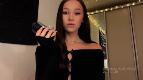 Snapshot of doublesees chatting on 27, 3, 2026 MOLLYYYY dont forget to give me a thumb up online show from 27, 3, 2026