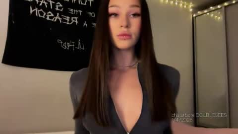 Snapshot of doublesees chatting on 1, 4, 2026 MOLLYYYY dont forget to give me a thumb up online show from 1, 4, 2026