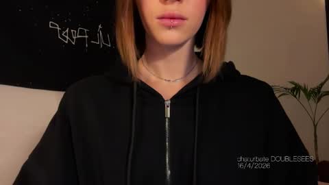 Snapshot of doublesees chatting on 16, 4, 2026 MOLLYYYY dont forget to give me a thumb up online show from 16, 4, 2026