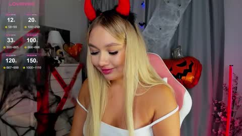 Snapshot of dreamaise chatting on 15, 10, 2025  Mary   pvt open    use pink and blue app lovense online show from 15, 10, 2025