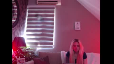 A girl online show from 10, 7, 2026