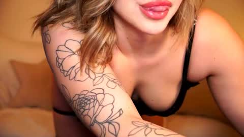 Snapshot of dreamysirens chatting on 16, 4, 2026 MISS B online show from 16, 4, 2026