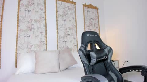 Snapshot of dulce_glow_ chatting on 21, 4, 2026 D U L C E online show from 21, 4, 2026