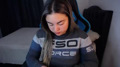 Snapshot of dumont_model chatting on 8, 12, 2024 Nicole online show from 8, 12, 2024