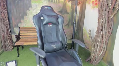 Snapshot of duskybeautyy chatting on 2, 12, 2025 duskybeautyy online show from 2, 12, 2025