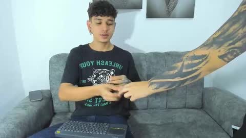 Snapshot of dust_couple chatting on 27, 2, 2026 Nicolle y Julian online show from 27, 2, 2026