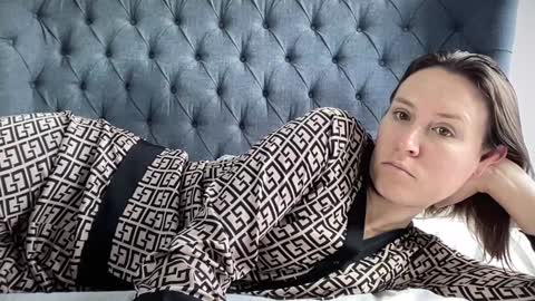 Nadia Ferreira  online show from 10, 11, 2025