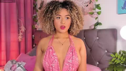 Snapshot of ebony_curly2 chatting on 6, 3, 2026 isa online show from 6, 3, 2026