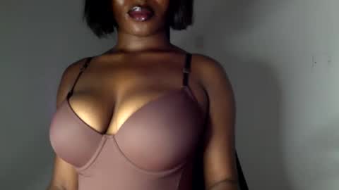 Snapshot of ebony_pussy98 chatting on 27, 3, 2026 delilah online show from 27, 3, 2026