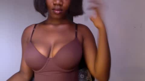 Snapshot of ebony_pussy98 chatting on 28, 3, 2026 delilah online show from 28, 3, 2026