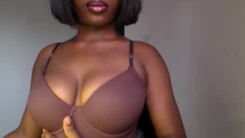 Snapshot of ebony_pussy98 chatting on 4, 4, 2026 delilah online show from 4, 4, 2026
