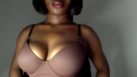 Snapshot of ebony_pussy98 chatting on 7, 4, 2026 delilah online show from 7, 4, 2026