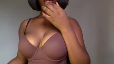 Snapshot of ebony_pussy98 chatting on 13, 4, 2026 delilah online show from 13, 4, 2026