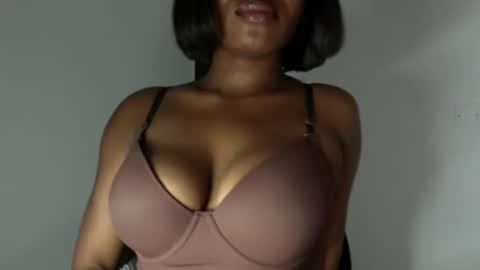 Snapshot of ebony_pussy98 chatting on 18, 4, 2026 delilah online show from 18, 4, 2026