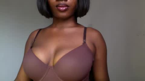 Snapshot of ebony_pussy98 chatting on 19, 4, 2026 delilah online show from 19, 4, 2026