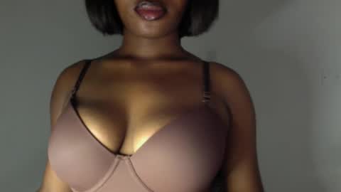 Snapshot of ebony_pussy98 chatting on 19, 4, 2026 delilah online show from 19, 4, 2026