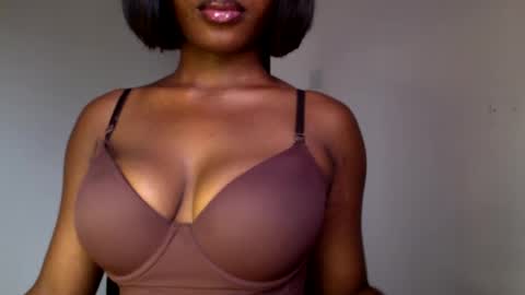 Snapshot of ebony_pussy98 chatting on 22, 4, 2026 delilah online show from 22, 4, 2026