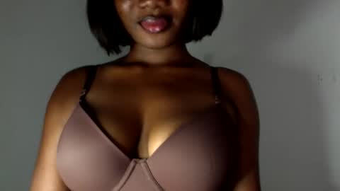 Snapshot of ebony_pussy98 chatting on 27, 4, 2026 delilah online show from 27, 4, 2026