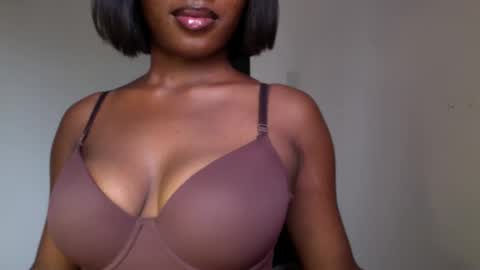 Snapshot of ebony_pussy98 chatting on 28, 4, 2026 delilah online show from 28, 4, 2026