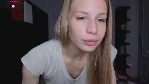 Snapshot of el1s_evans chatting on 21, 6, 2026 please read my bio there is information about private shows and about my personality online show from 21, 6, 2026