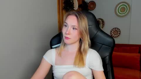 Snapshot of elaravoltage chatting on 16, 3, 2026 elaravoltage online show from 16, 3, 2026