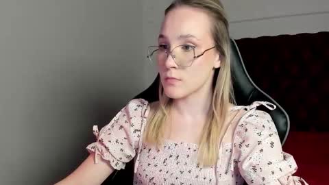 Snapshot of elaravoltage chatting on 17, 3, 2026 elaravoltage online show from 17, 3, 2026