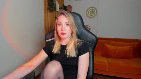 Snapshot of elaravoltage chatting on 5, 4, 2026 elaravoltage online show from 5, 4, 2026