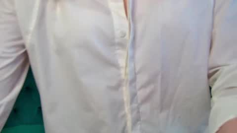 Snapshot of elaravoltage chatting on 6, 4, 2026 elaravoltage online show from 6, 4, 2026