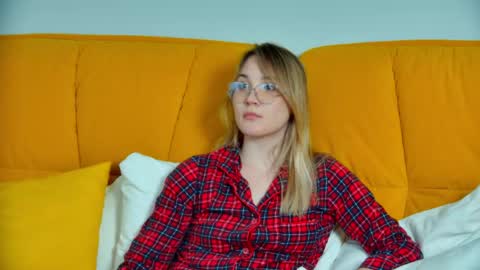 Snapshot of elaravoltage chatting on 14, 4, 2026 elaravoltage online show from 14, 4, 2026