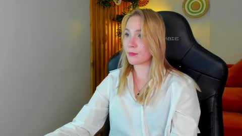 Snapshot of elaravoltage chatting on 21, 4, 2026 elaravoltage online show from 21, 4, 2026