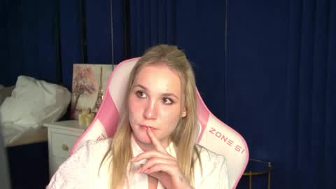 Snapshot of elaravoltage chatting on 28, 4, 2026 elaravoltage online show from 28, 4, 2026