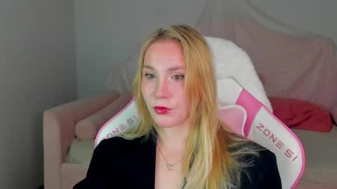 Snapshot of elaravoltage chatting on 6, 5, 2026 elaravoltage online show from 6, 5, 2026
