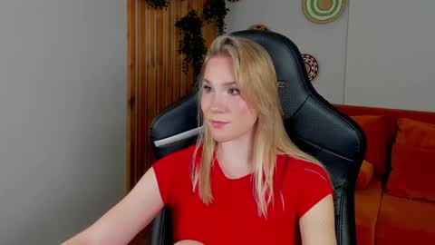 Snapshot of elaravoltage chatting on 20, 5, 2026 elaravoltage online show from 20, 5, 2026