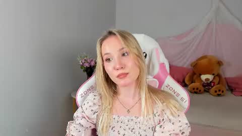 Snapshot of elaravoltage chatting on 21, 6, 2026 elaravoltage online show from 21, 6, 2026