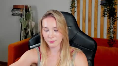 Snapshot of elaravoltage chatting on 10, 7, 2026 elaravoltage online show from 10, 7, 2026